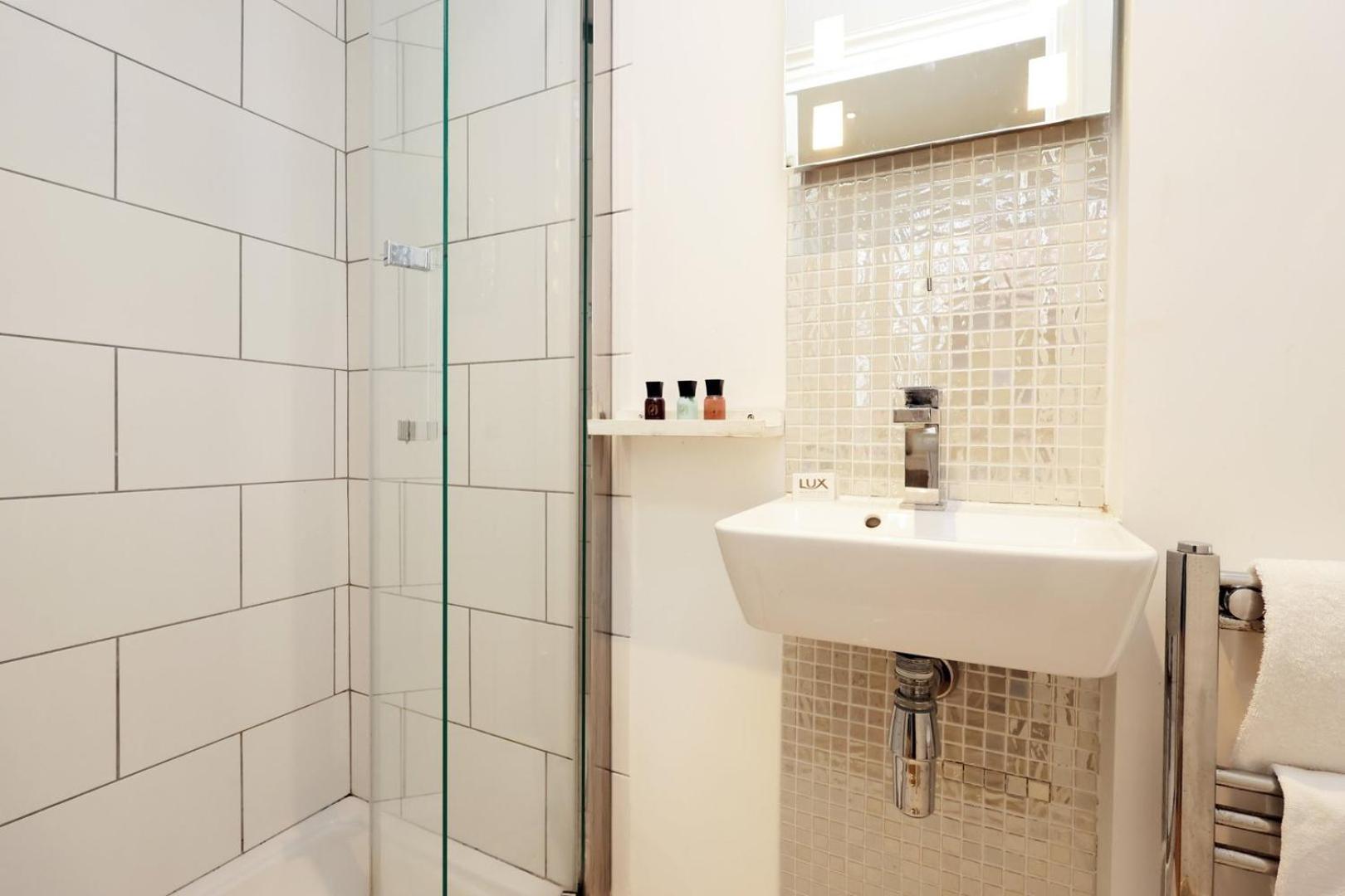 Apartment Cozy Hideaway Serene Garden Escape Bath